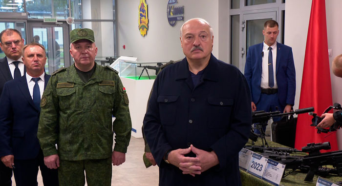 «Это основа любой армии»: Лукашенко оценил потенциал белорусского производства стрелкового оружия