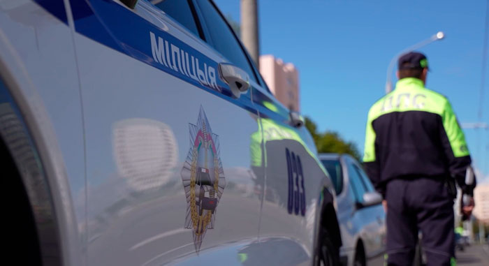 С 25 августа по 5 сентября водителям в Беларуси нужно ездить днем с включенными фарами