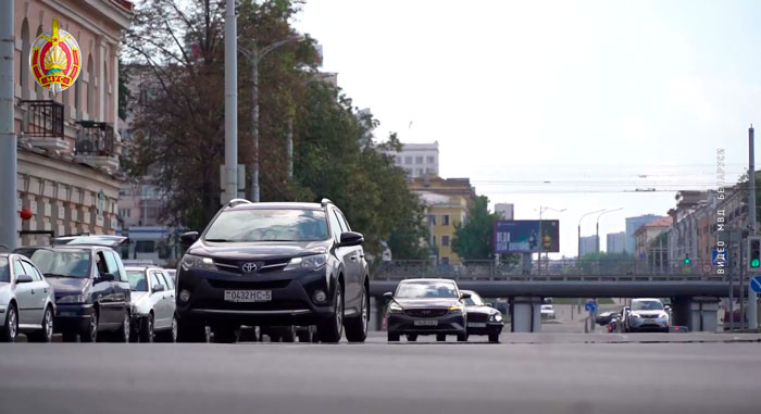 С 25 августа на дорогах Беларуси нужно ездить днем с включенными фарами