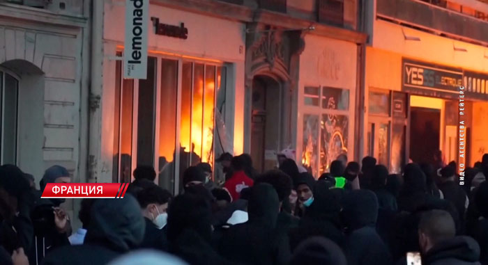 Более 7 тыс. человек вышли на улицы французского Лиможа после поджога здания городской мэрии