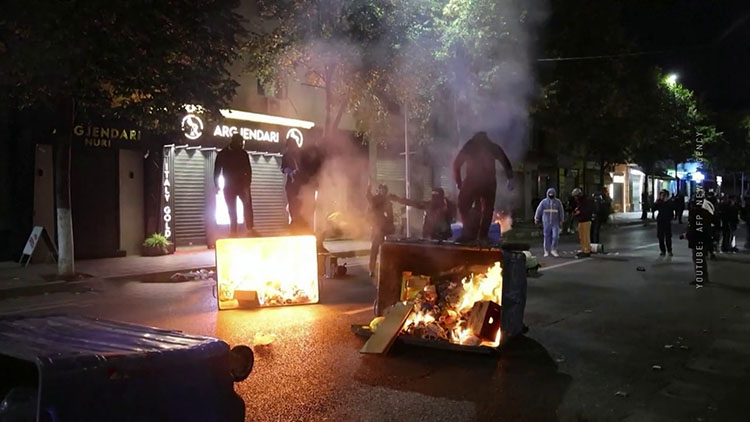 В Тиране протестующие атаковали резиденцию премьер-министра