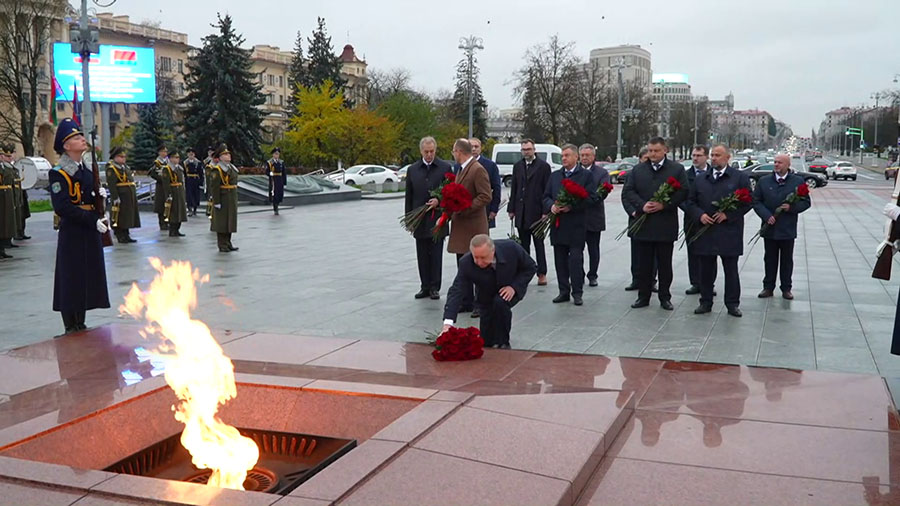 Делегация Санкт-Петербурга возложила цветы к монументу Победы в Минске
