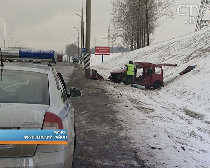 На МКАД легковушка врезалась в столб: от удара вырвало двигатель и водительскую дверь, мужчина погиб