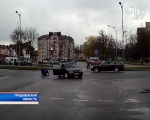 Видео: пассажир выпал из автомобиля во время разворота в Лиде