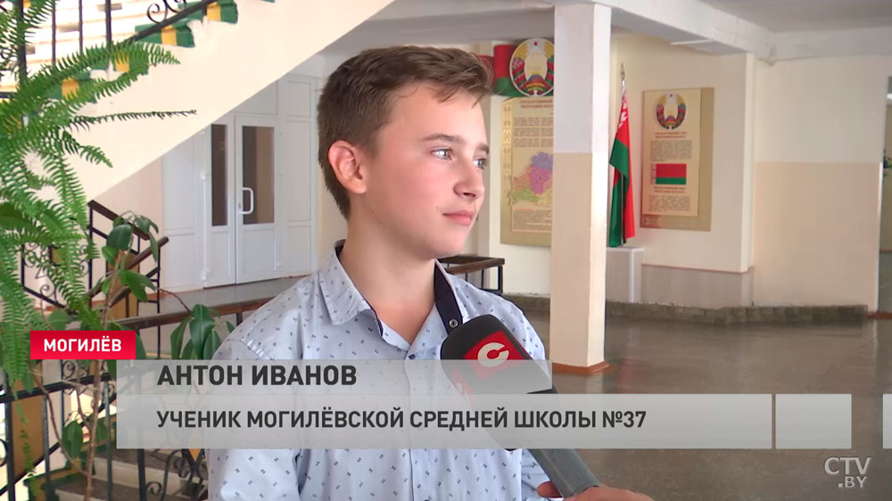 Вместо уроков – концерт и много тёплых слов. Как поздравили учителей в могилёвской школе-19