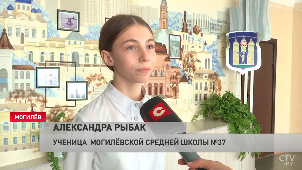 Вместо уроков – концерт и много тёплых слов. Как поздравили учителей в могилёвской школе-22