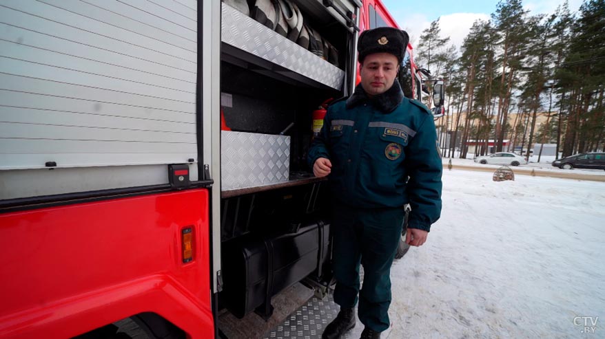 «На все случаи жизни». Спасатель показал, какое вооружение находится внутри пожарной машины-1