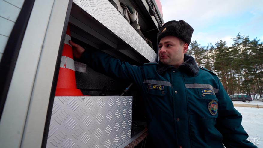 «На все случаи жизни». Спасатель показал, какое вооружение находится внутри пожарной машины-4