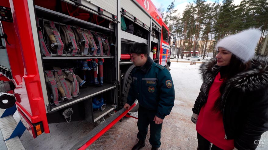 «На все случаи жизни». Спасатель показал, какое вооружение находится внутри пожарной машины-7