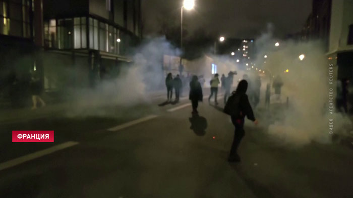 Во Франции радикалы против пенсионной реформы занимаются вандализмом
