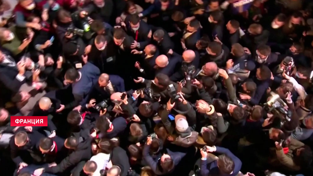 Во Франции во время предвыборного митинга напали на кандидата в президенты-1