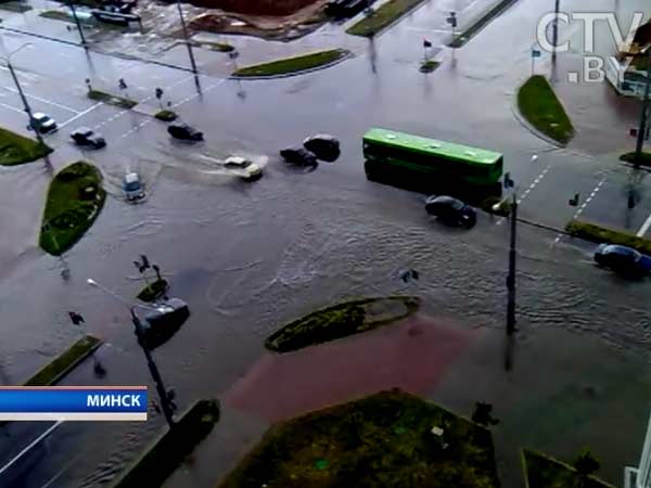 Погода в Беларуси: сильный ливень затопил улицы Минска, Гродно и других городов