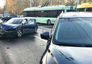 Водитель BMW не уступила дорогу Reno на Кедышко. Одна из женщин госпитализирована