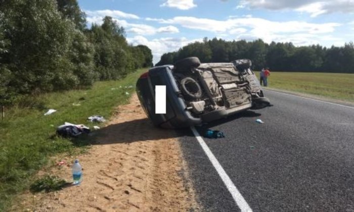 Под Мостами уснул находившийся за рулём более суток водитель Opel. Автомобиль съехал в кювет и четырежды перевернулся-4