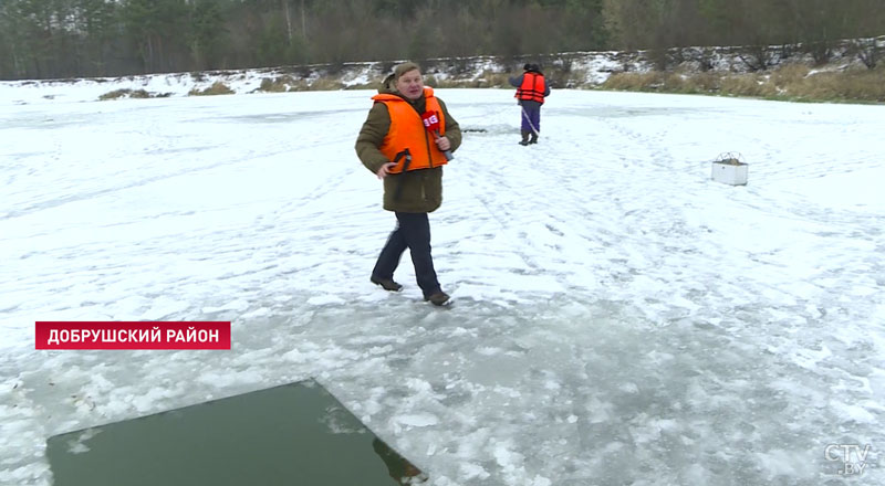 На грани возможностей. Водолазы продолжают поиск подростка, провалившегося под лёд на реке Ипуть-7