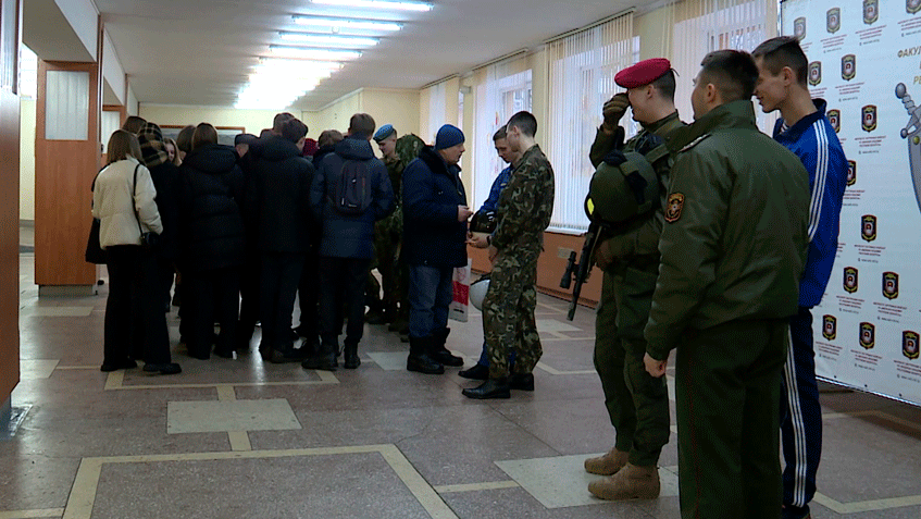 Потрогать бронетехнику и поесть солдатской каши. Как прошёл день открытых дверей в Военной академии? Потрогать бронетехнику и поесть солдатской каши. Как прошёл день открытых дверей в Военной академии?