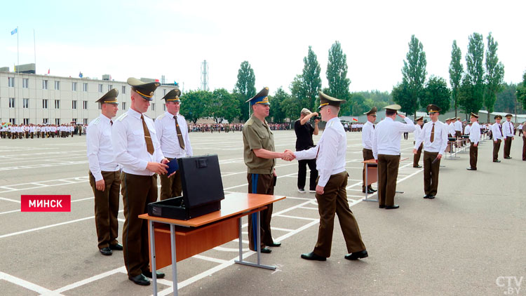 Более 400 выпускников Военной академии Беларуси получили дипломы и лейтенантские погоны-10