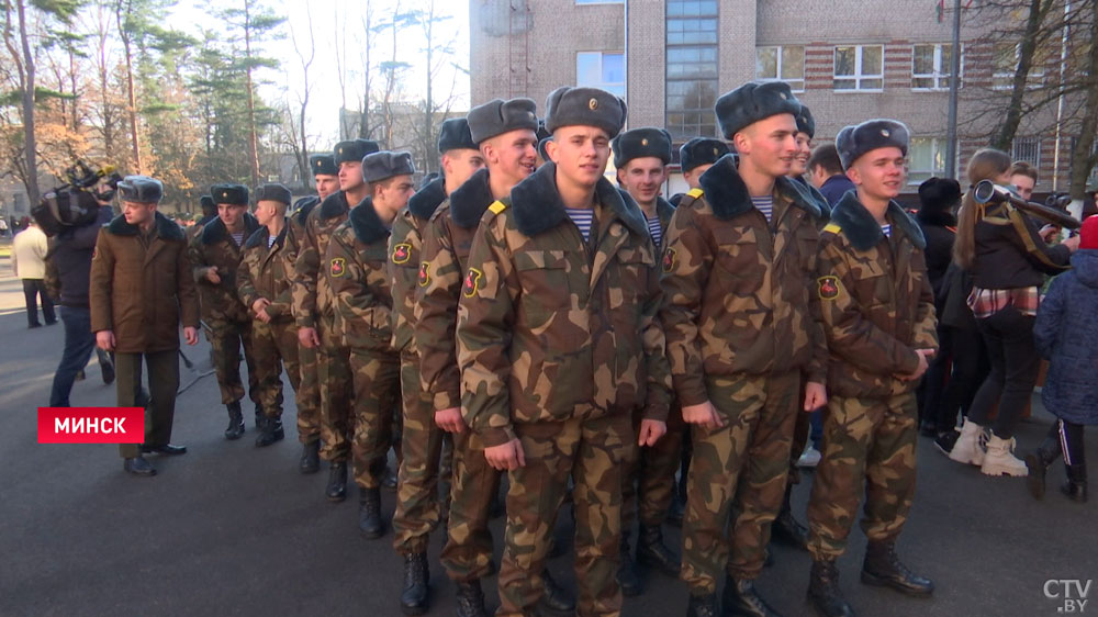 В Военной академии Беларуси прошёл день открытых дверей. Будущих абитуриентов познакомили с жизнью курсантов-6