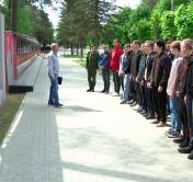 Здесь у них всё как в армии. Сотни белорусских школьников узнают, что такое строевая подготовка и какой быт у солдат