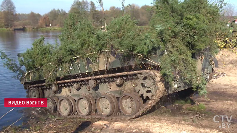 Преодолевали реку Муховец на военной технике: десантники Беларуси и России проводят совместное учение под Брестом-4