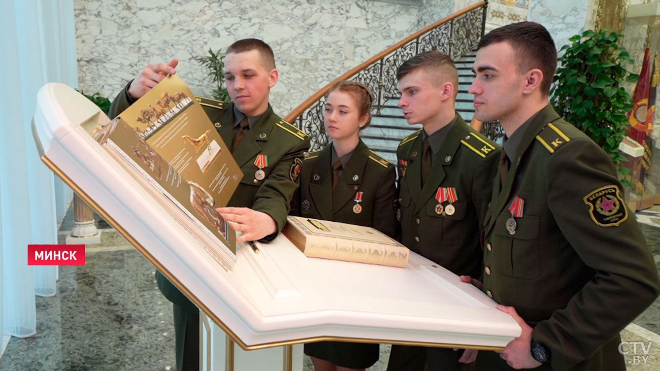«Место, в котором вершится будущее нашей страны». Военнослужащие посетили Дворец Независимости-4