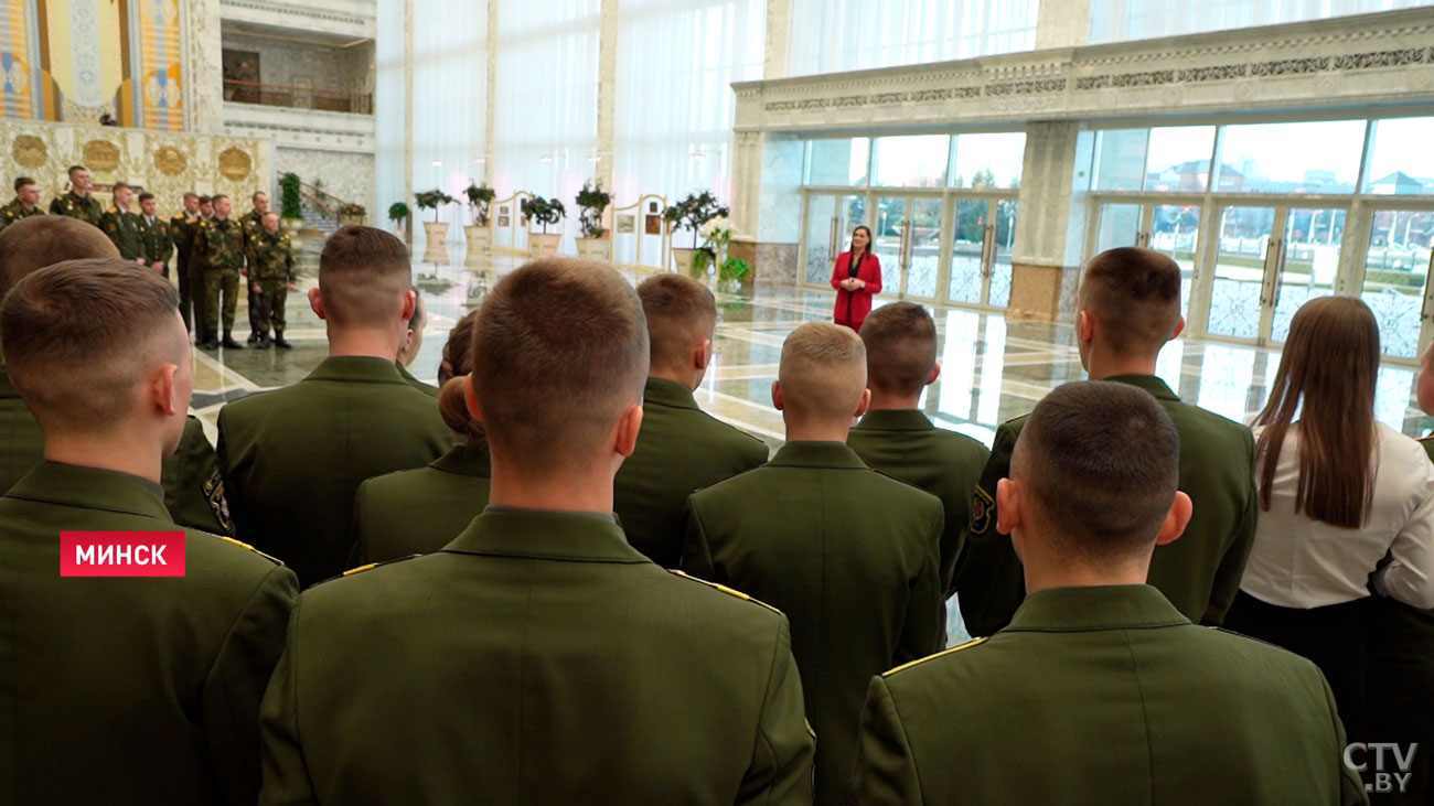«Место, в котором вершится будущее нашей страны». Военнослужащие посетили Дворец Независимости-1