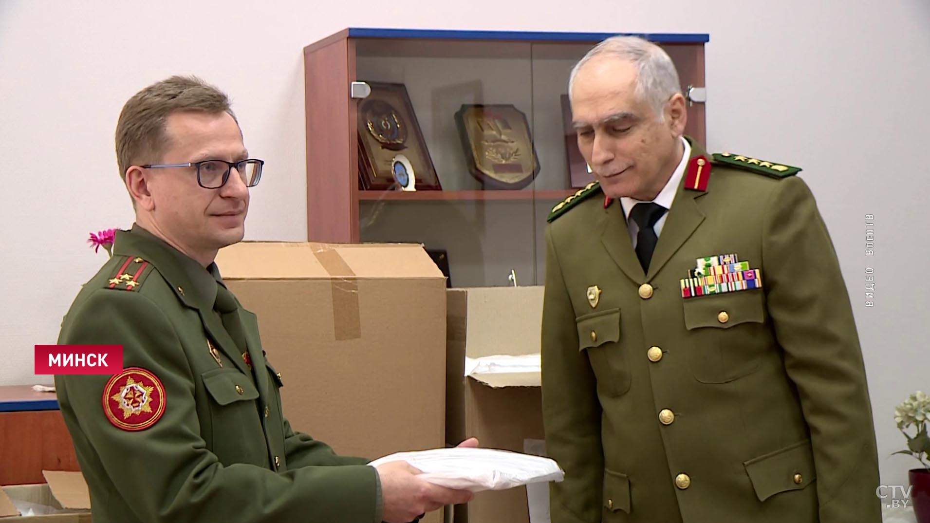 «От нас и от наших семей». Военные атташе передали защитные костюмы клиническому центру в Минске-1