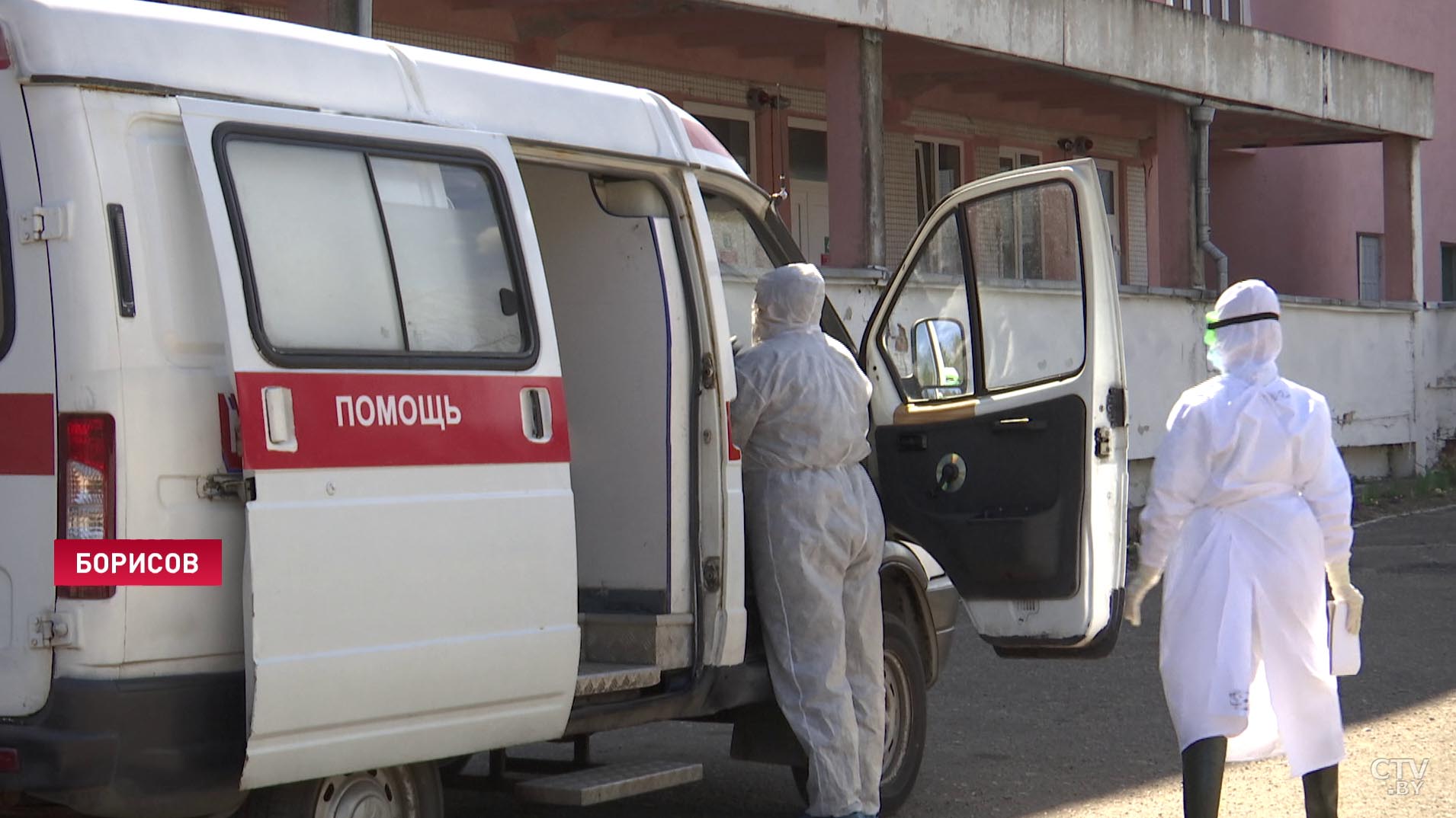 В сутки около 40-50. Военные дезинфицируют медикам Борисова машины скорой-4