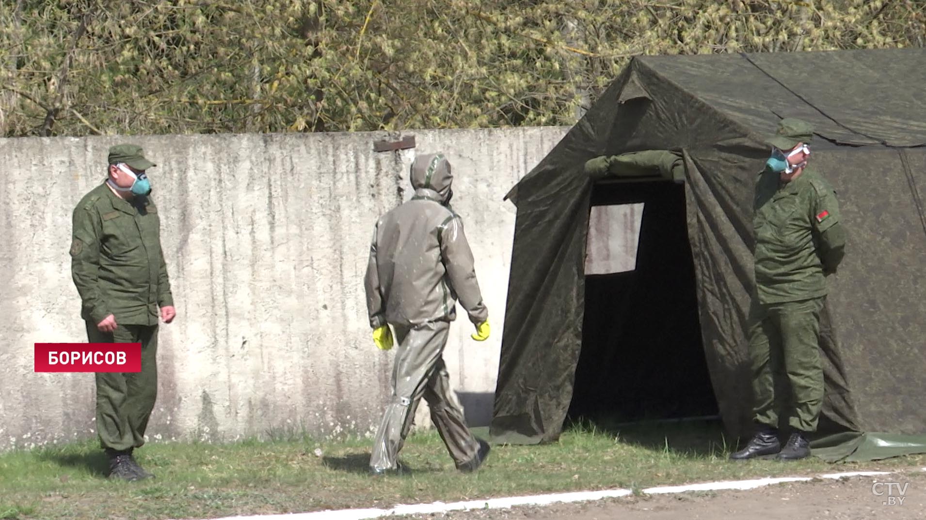 В сутки около 40-50. Военные дезинфицируют медикам Борисова машины скорой-1