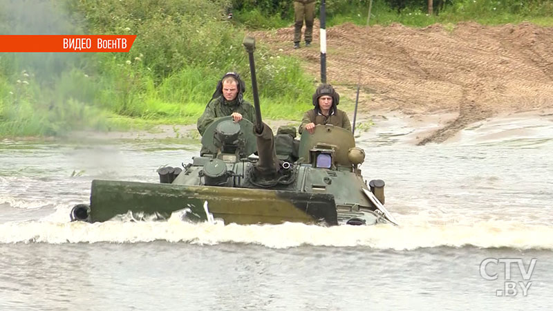 Управление на плаву совершенно другое. Курсанты Военной академии показали навыки передвижения на БТР и БМП по воде-1