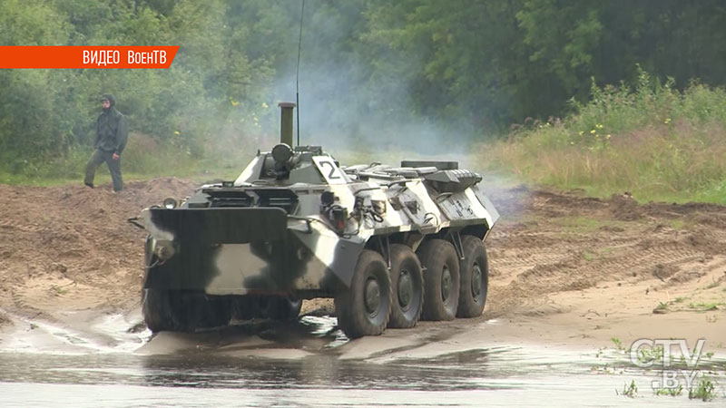 Управление на плаву совершенно другое. Курсанты Военной академии показали навыки передвижения на БТР и БМП по воде-3