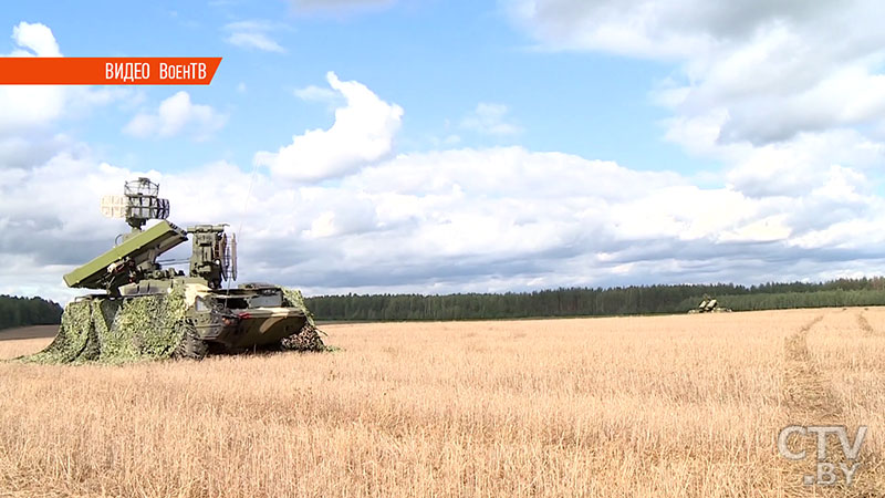 Управление на плаву совершенно другое. Курсанты Военной академии показали навыки передвижения на БТР и БМП по воде