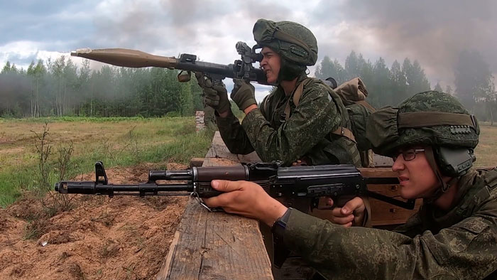Военнослужащие столичной механизированной бригады проводят учения под Борисовом
