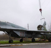 В Логойске установили военный истребитель. Он появился к 35-летию зенитного ракетного дивизиона