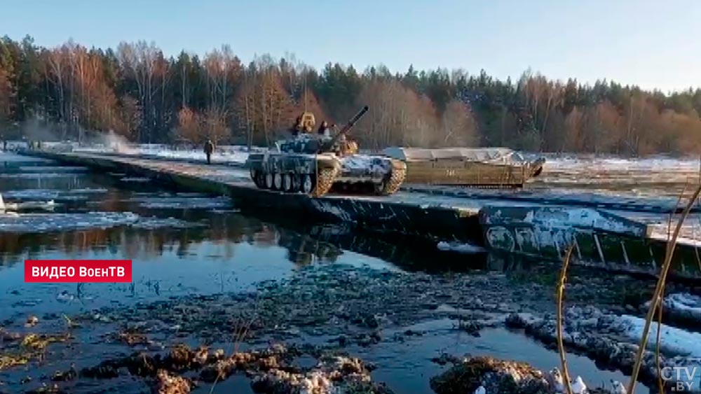 Белорусские военные в рамках проверки боевой готовности преодолели Неман по понтонно-мостовой переправе-1
