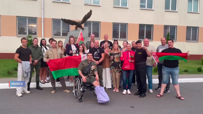 Белорусские врачи спасли воина Донбасса от ампутации ноги. Что он рассказал о наших медиках и встрече с Президентом?-13