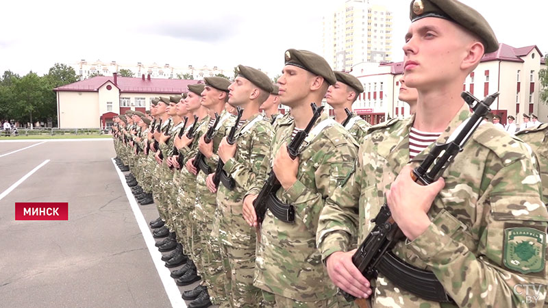 «Это происходит один раз в жизни». Более 600 новобранцев внутренних войск Беларуси приняли военную присягу -1