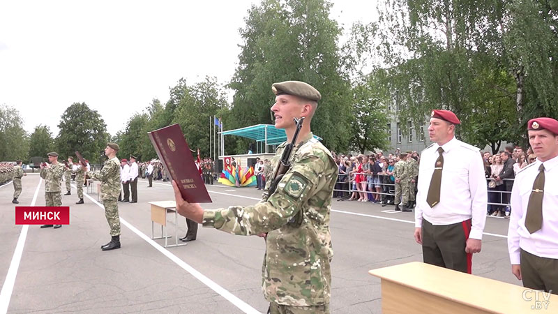 «Это происходит один раз в жизни». Более 600 новобранцев внутренних войск Беларуси приняли военную присягу -7