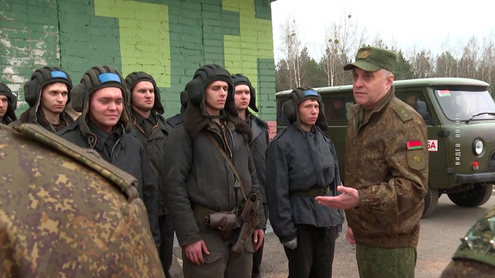 Госсекретарь Совета безопасности Беларуси встретился с военнообязанными