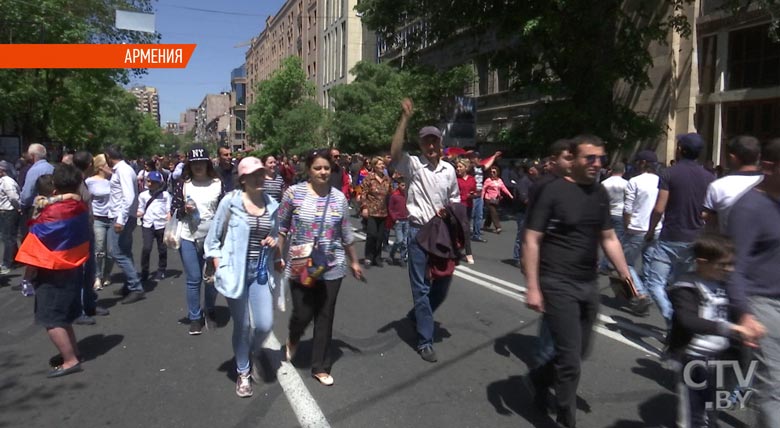 Протестующие штурмуют мэрии, блокируют ключевые магистрали, затруднена работа метрополитена. Репортаж СТВ из Армении-1