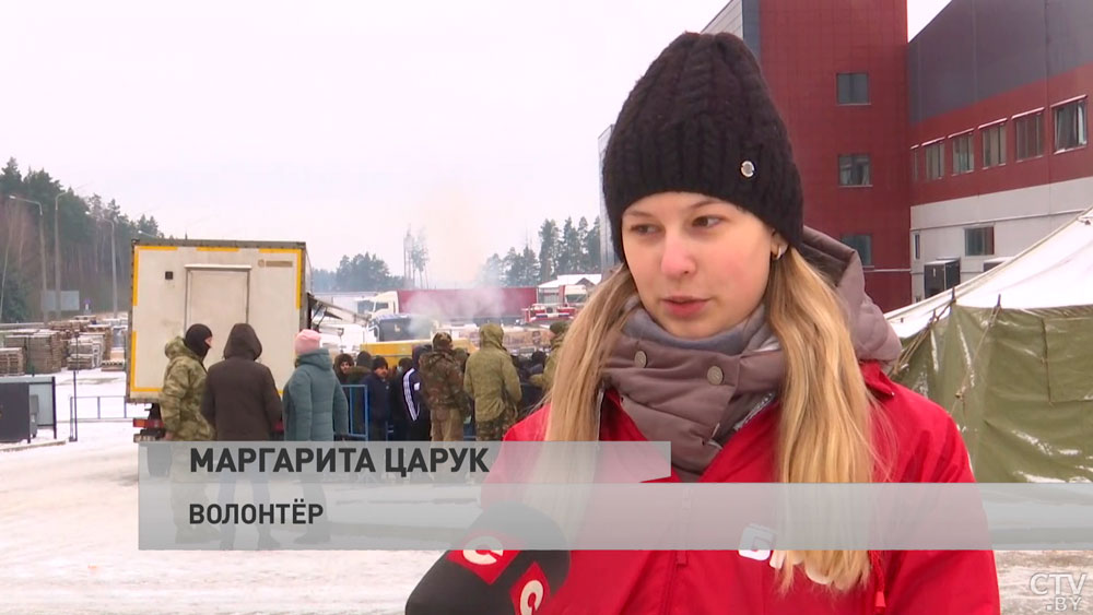 «Я, безусловно, считаю себя полезной, ведь любая помощь всегда кстати». Волонтёры на границе рассказали, почему они здесь -13