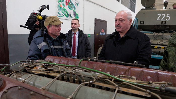 Лукашенко – военным: «Нагружайте нашу промышленность!»