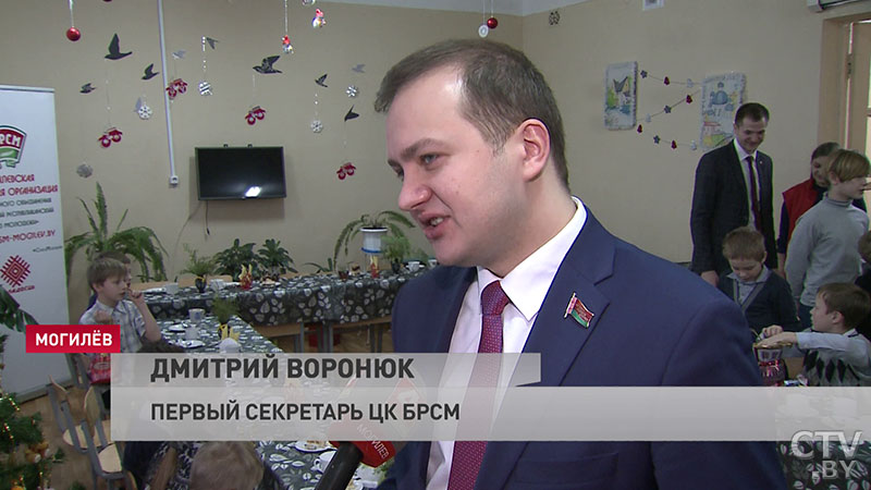 «Не должны ни о ком забывать». Дмитрий Воронюк поздравил воспитанников могилёвского социального центра с Новым годом-14