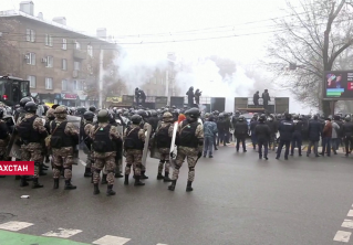 Протестующие в Алматы ворвались в здание администрации и устроили пожар. Полиция пытается оттеснять нападающих 