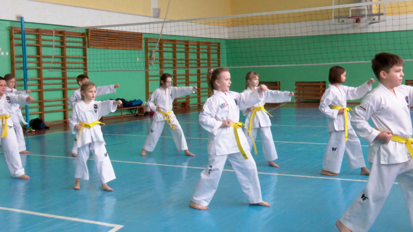 Воспитанники спортклуба по таэквондо из Узды проводят показательные выступления в школах Минской области