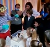 Квест, подарки и Дед Мороз со Снегурочкой. Посмотрите, как воспитанников минского приюта поздравили с Новым годом 