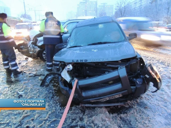 Возле Национальной библиотеки внедорожник вылетел на встречную Возле Национальной библиотеки внедорожник вылетел на встречную