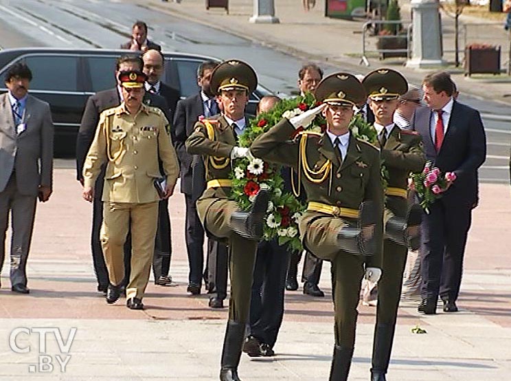 11 августа премьер-министр Пакистана возложил венок к обелиску на площади Победы в Минске