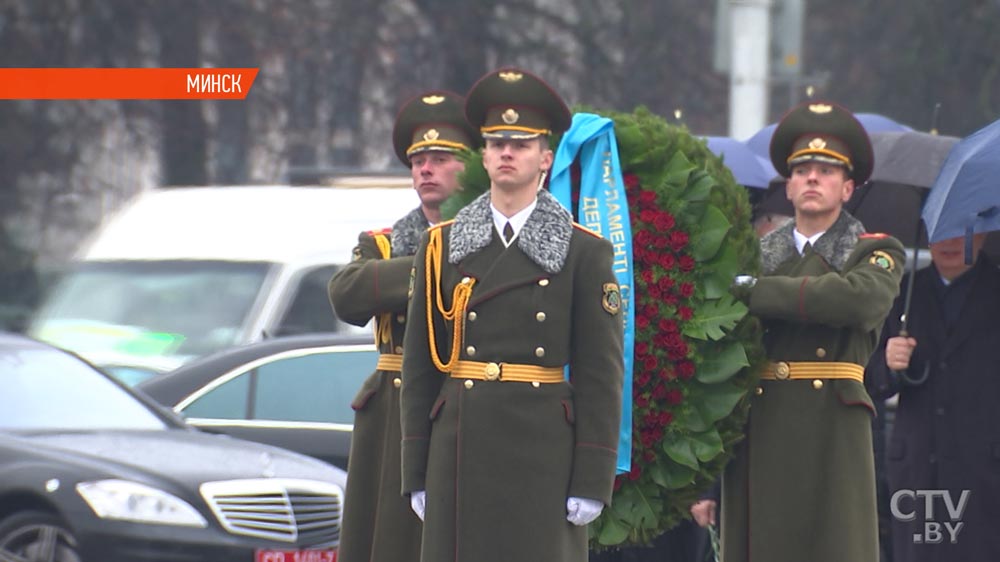 Председатель Сената Парламента Казахстана возложил венок к монументу Победы-1