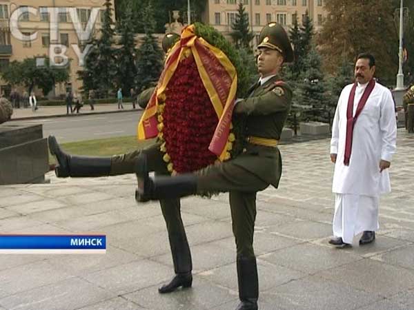 Президент Шри-Ланки возложил венок к обелиску на площади Победы в Минске